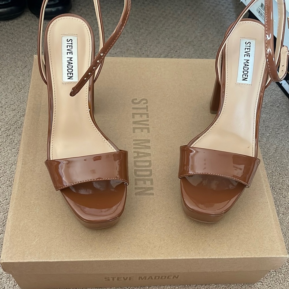 Steve Madden less a patent platform heel. Size 7 fits 6.5-7